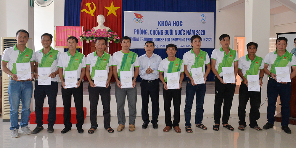 Nâng cao kỹ năng cứu đuối cho các hướng dẫn viên bơi cơ sở