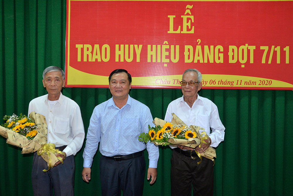 Huyện ủy Châu Thành trao huy hiệu Đảng cho các đảng viên cao niên tuổi Đảng