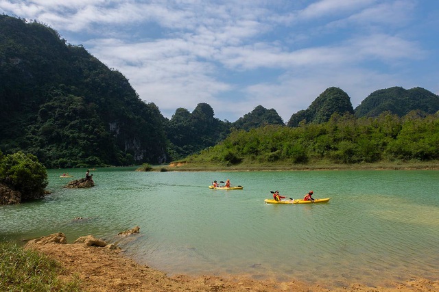 Miền thảo nguyên xanh đẹp tựa “tiên cảnh” cách Hà Nội chỉ hơn 100km