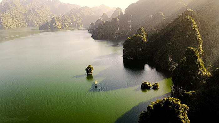 Vẻ hoang sơ được ví như 'Vịnh Hạ Long' của Lâm Bình