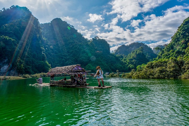 Miền thảo nguyên xanh đẹp tựa “tiên cảnh” cách Hà Nội chỉ hơn 100km
