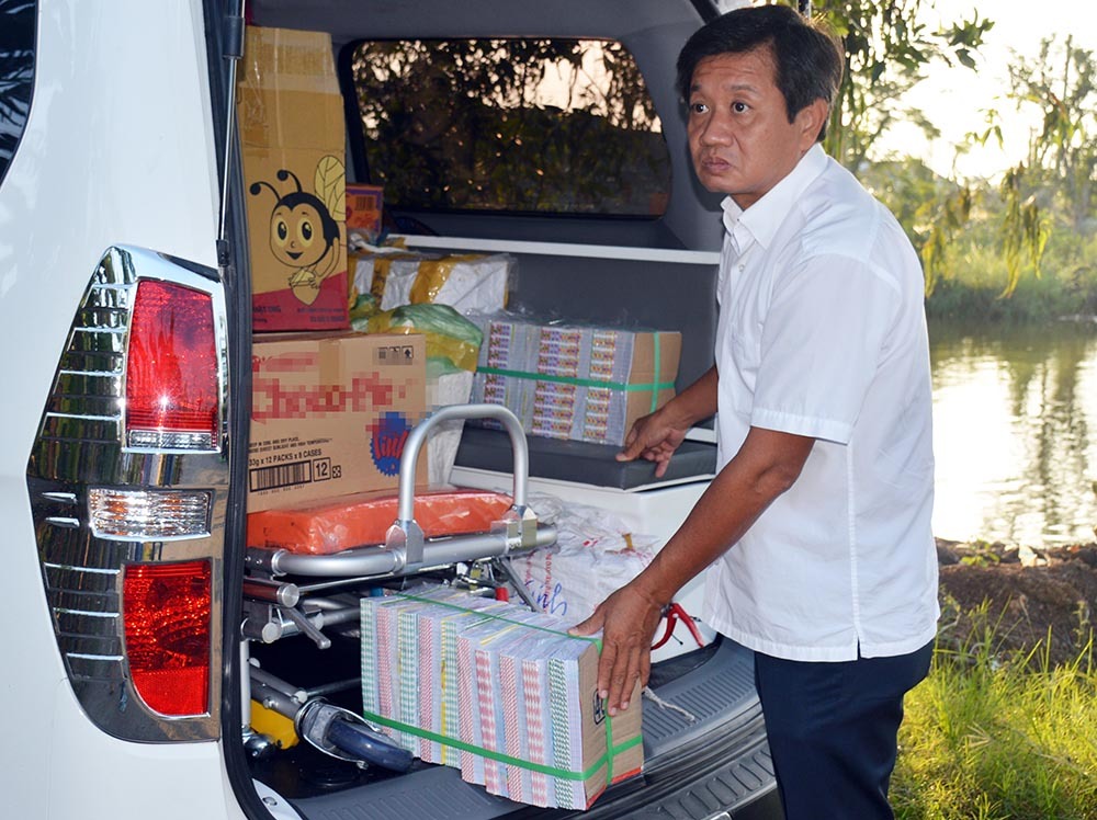 Ông Đoàn Ngọc Hải bưng phở mời học sinh ở U Minh