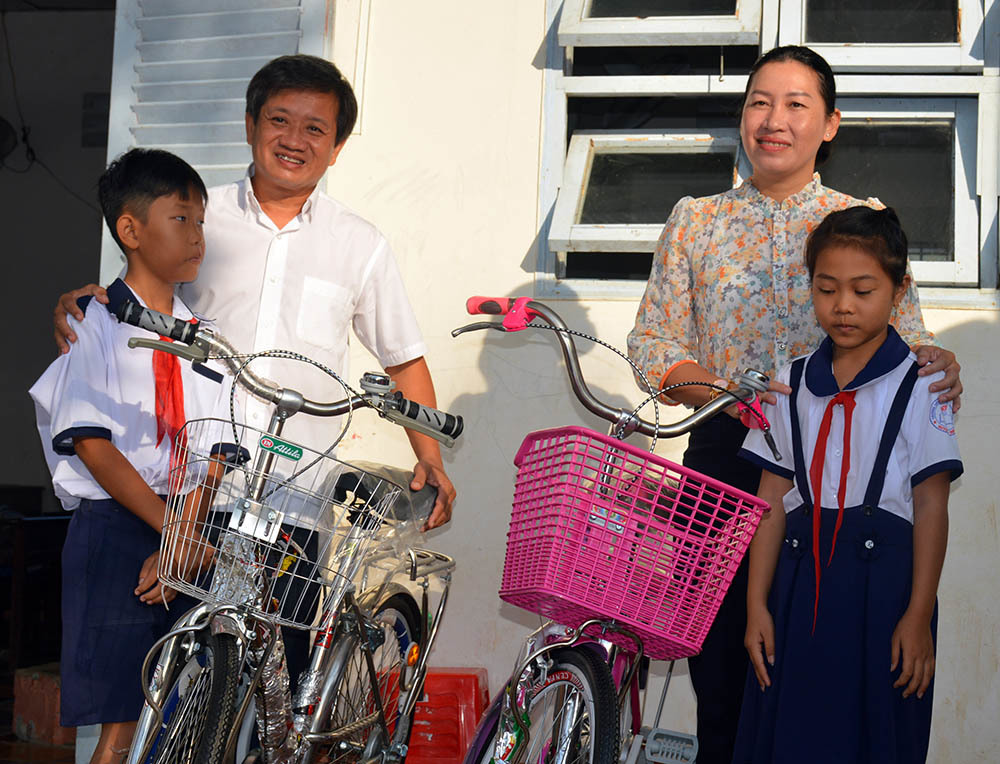 Ông Đoàn Ngọc Hải bưng phở mời học sinh ở U Minh