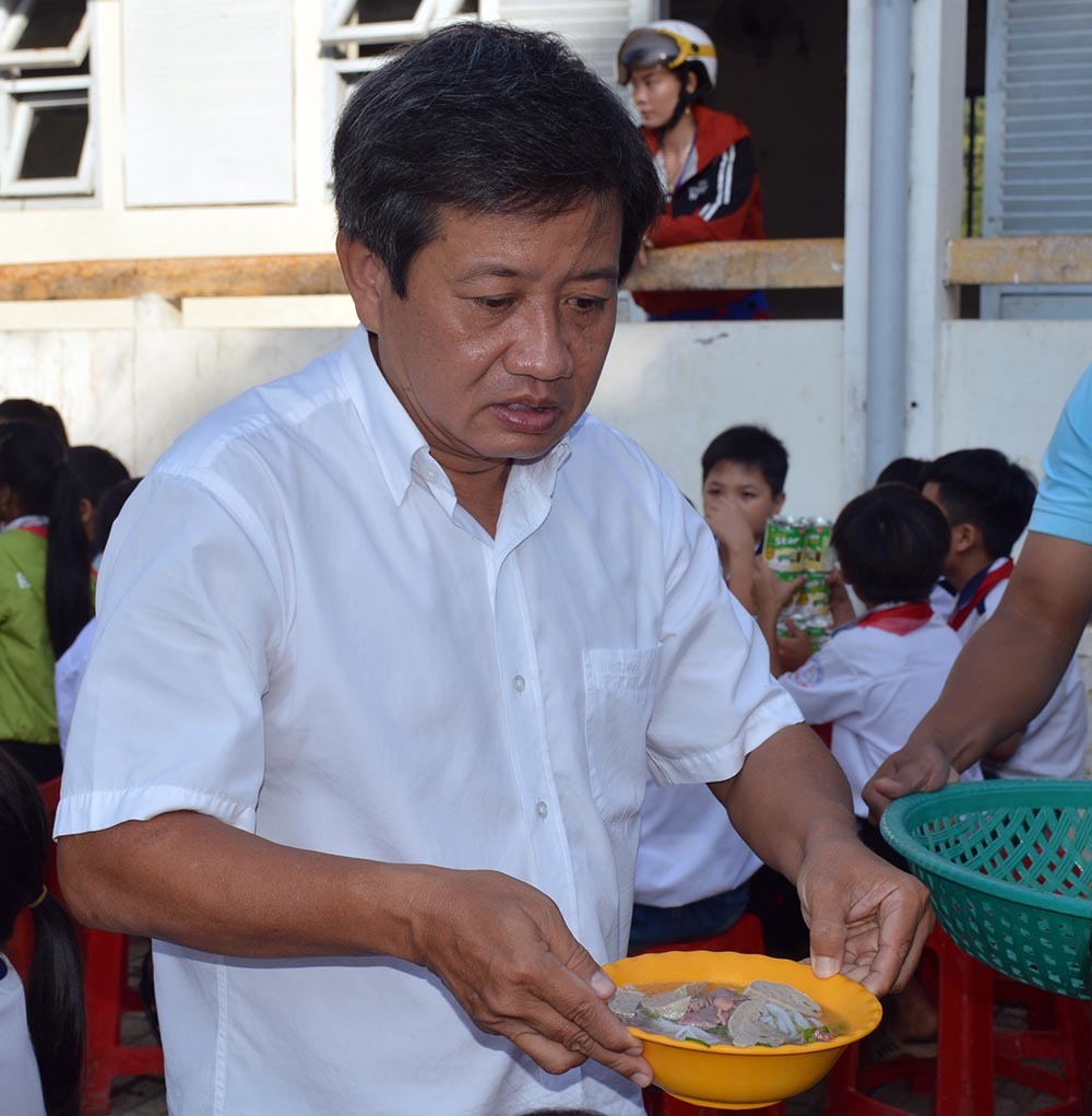 Ông Đoàn Ngọc Hải bưng phở mời học sinh ở U Minh