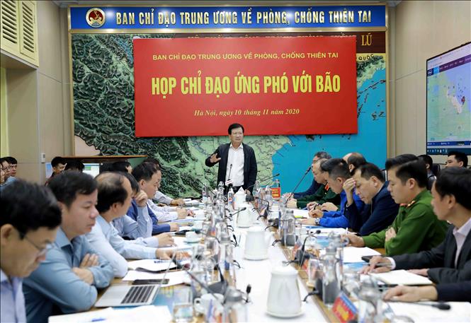 Chủ động ứng phó với bão số 12,13 theo phương châm '4 tại chỗ'