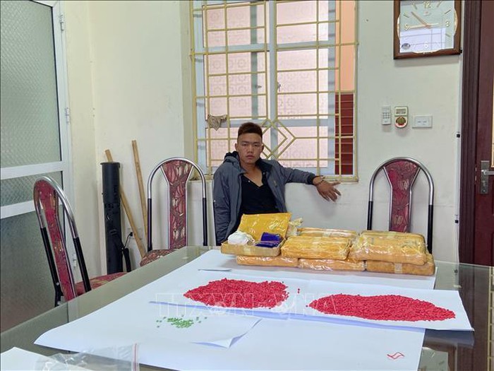 Bắt giữ 2 đối tượng đang vận chuyển 72.000 viên ma túy tổng hợp