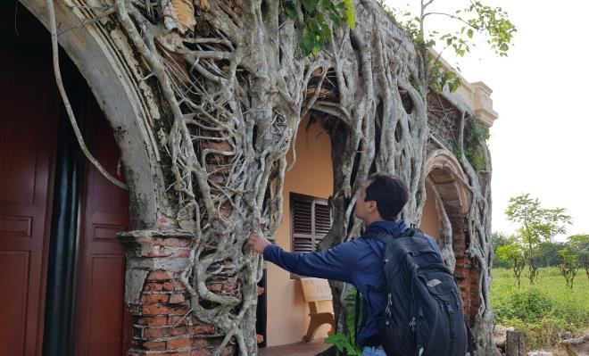 Kỳ lạ ngôi đình được ôm chặt bởi 2 cây bồ đề ở miền Tây