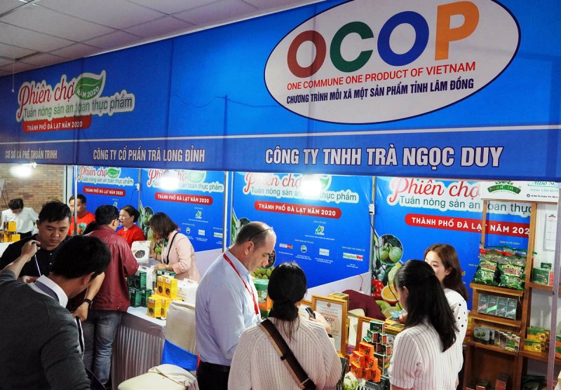 Nhiều đặc sản vùng miền hội tụ tại phiên chợ nông sản ở Đà Lạt