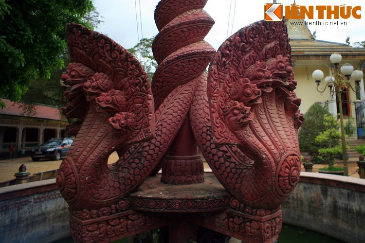 Giải mã hình tượng rắn thần Naga ở các ngôi chùa Khmer Nam Bộ