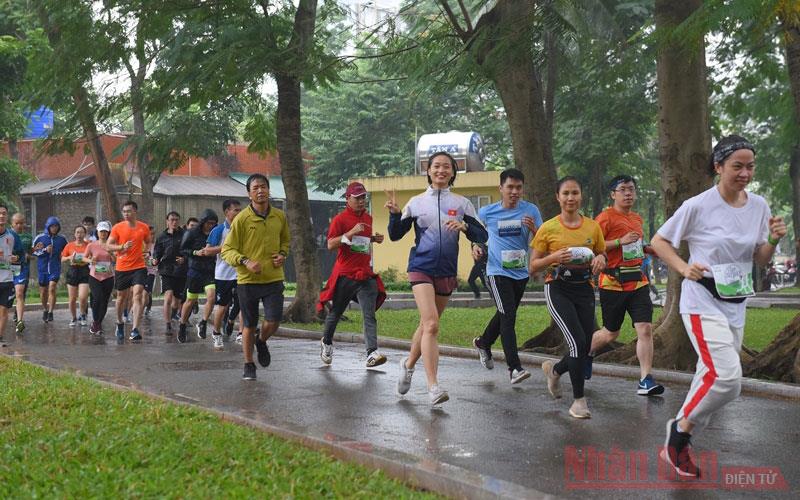 Gần 1.000 người tham gia giải chạy "Vì người mình yêu"