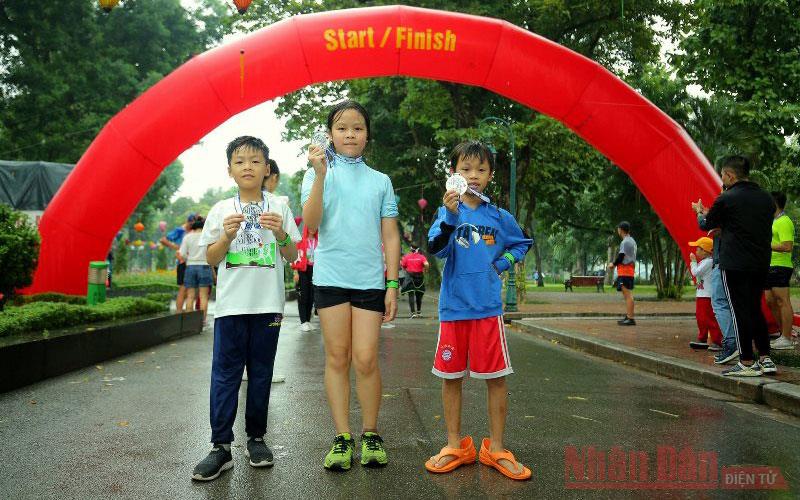 Gần 1.000 người tham gia giải chạy "Vì người mình yêu"