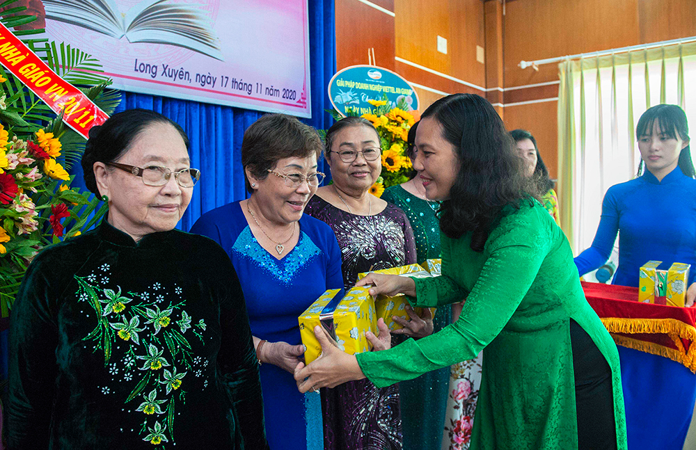TP. Long Xuyên họp mặt kỷ niệm 38 năm ngày Nhà giáo Việt Nam ( 20-11-1982 - 20-11-2020)