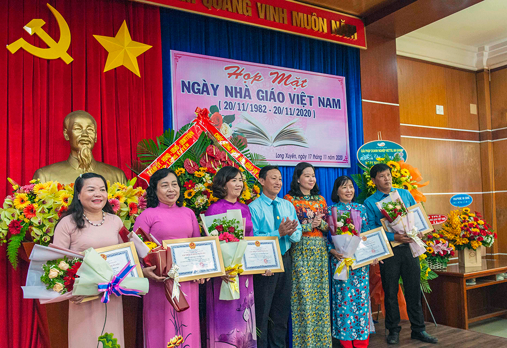 TP. Long Xuyên họp mặt kỷ niệm 38 năm ngày Nhà giáo Việt Nam ( 20-11-1982 - 20-11-2020)