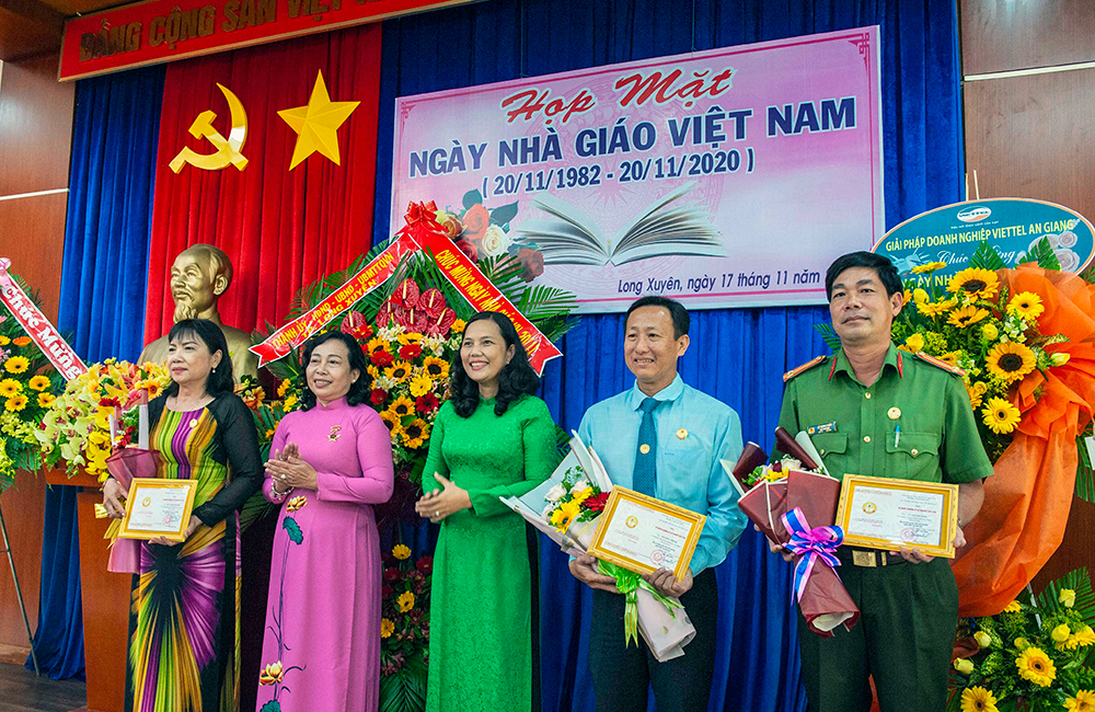 TP. Long Xuyên họp mặt kỷ niệm 38 năm ngày Nhà giáo Việt Nam ( 20-11-1982 - 20-11-2020)