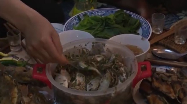 Đáng sợ loạt đặc sản ăn sống khiến khách Tây "khóc thét" ở Việt Nam
