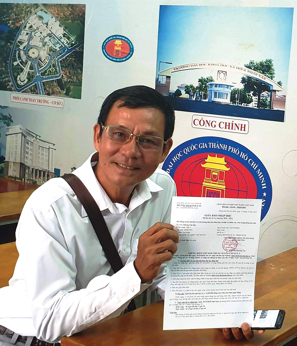Người mê sách và tấm giấy báo trúng tuyển đại học ở tuổi 60