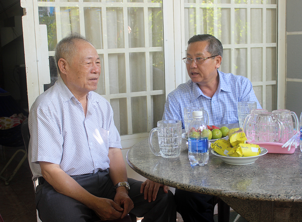 Phó Bí thư Thường trực Tỉnh ủy An Giang Lê Văn Nưng thăm các nhà giáo lão thành