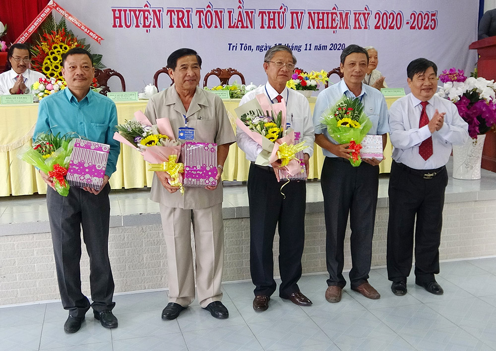 Bà Neáng Kim Cheng tiếp tục làm Chủ tịch Hội Khuyến học huyện Tri Tôn
