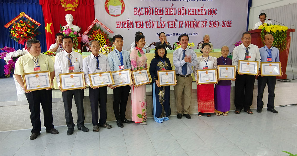 Bà Neáng Kim Cheng tiếp tục làm Chủ tịch Hội Khuyến học huyện Tri Tôn