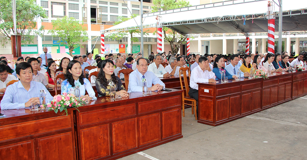 Chủ tịch UBND tỉnh An Giang Nguyễn Thanh Bình dự họp mặt ngày Nhà giáo Việt Nam tại Trường THPT Chuyên Thoại Ngọc Hầu