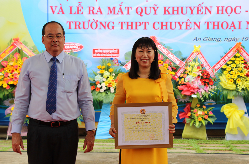 Chủ tịch UBND tỉnh An Giang Nguyễn Thanh Bình dự họp mặt ngày Nhà giáo Việt Nam tại Trường THPT Chuyên Thoại Ngọc Hầu