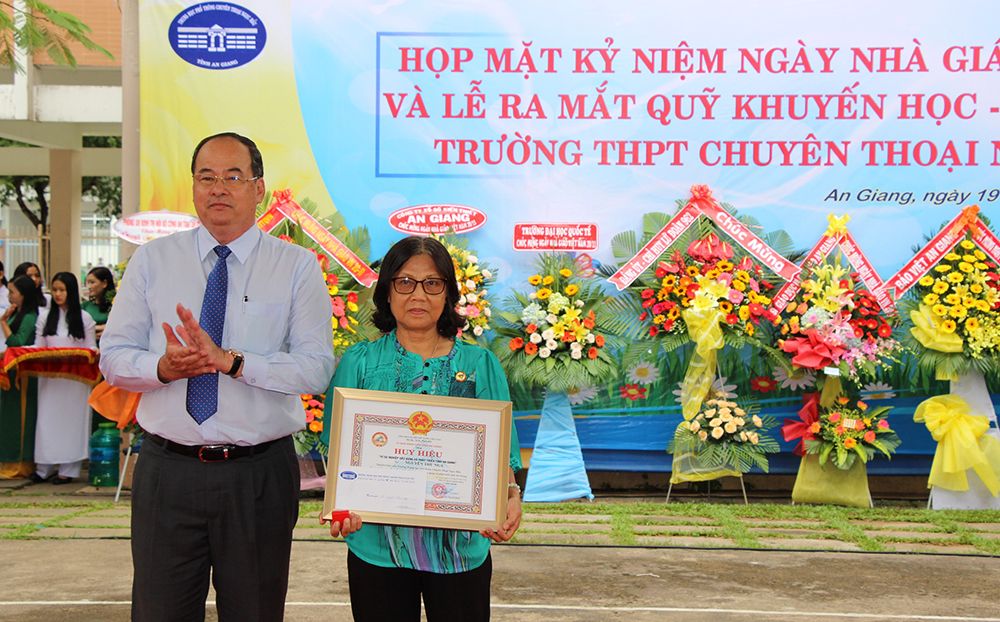 Chủ tịch UBND tỉnh An Giang Nguyễn Thanh Bình dự họp mặt ngày Nhà giáo Việt Nam tại Trường THPT Chuyên Thoại Ngọc Hầu