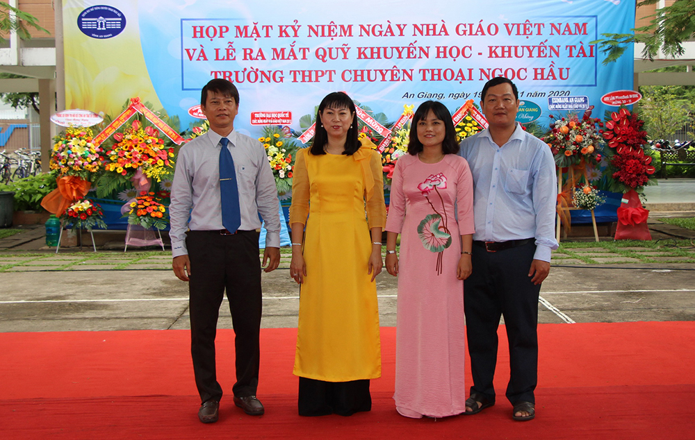 Chủ tịch UBND tỉnh An Giang Nguyễn Thanh Bình dự họp mặt ngày Nhà giáo Việt Nam tại Trường THPT Chuyên Thoại Ngọc Hầu