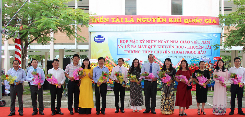 Chủ tịch UBND tỉnh An Giang Nguyễn Thanh Bình dự họp mặt ngày Nhà giáo Việt Nam tại Trường THPT Chuyên Thoại Ngọc Hầu