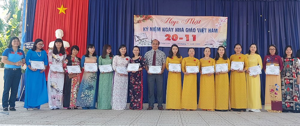 Các trường học ở Thoại Sơn tổ chức họp mặt kỷ niệm ngày Nhà giáo Việt Nam