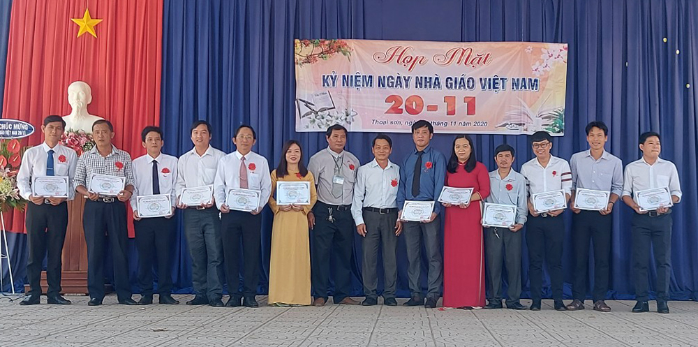 Các trường học ở Thoại Sơn tổ chức họp mặt kỷ niệm ngày Nhà giáo Việt Nam