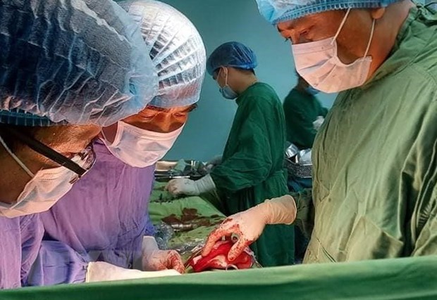Phẫu thuật thành công cho bệnh nhân mang khối u sarcoma 'khổng lồ'