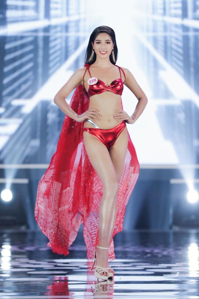 Cận cảnh phần thi bikini của Top 22 Hoa hậu Việt Nam 2020