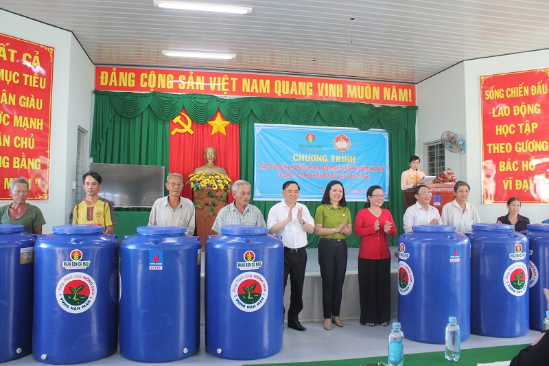 Trao 2.000 bồn chứa nước cho người dân vùng hạn mặn Bến Tre