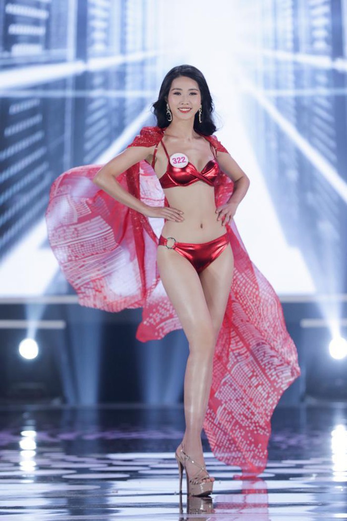 Cận cảnh phần thi bikini của Top 22 Hoa hậu Việt Nam 2020