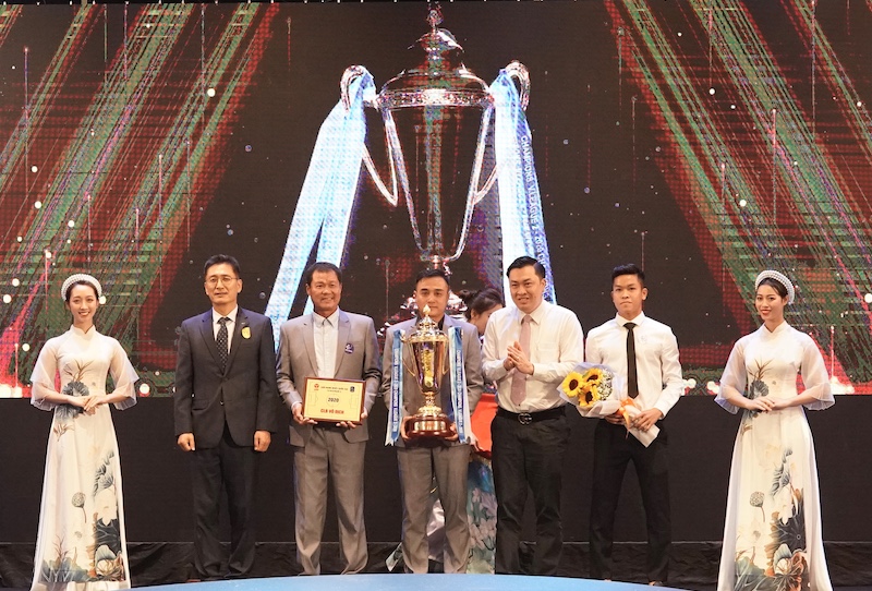 Gala trao thưởng bóng đá chuyên nghiệp Việt Nam: Văn Quyết hay nhất V.League 1-2020