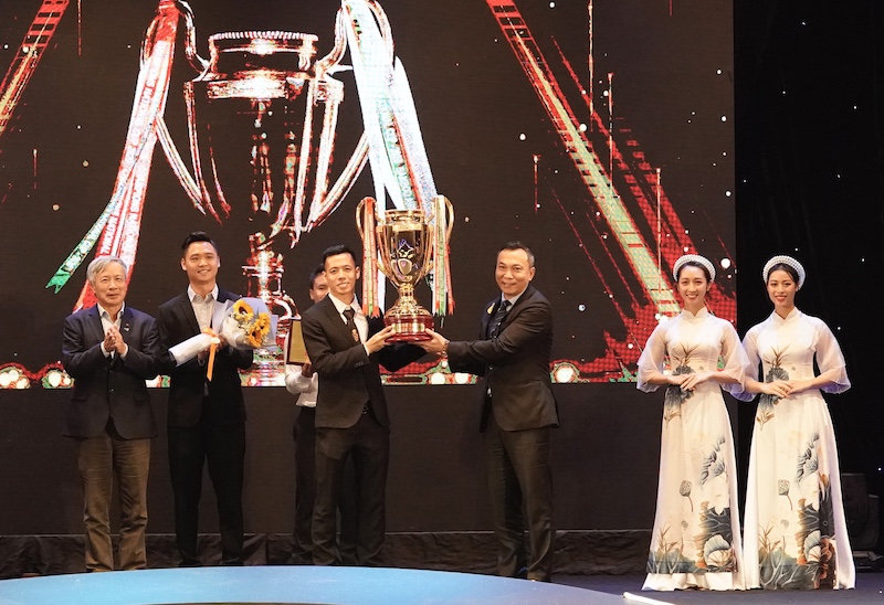 Gala trao thưởng bóng đá chuyên nghiệp Việt Nam: Văn Quyết hay nhất V.League 1-2020