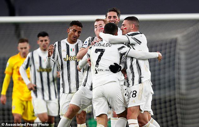 Ronaldo lập cú đúp, Juventus phả hơi nóng vào gáy Milan