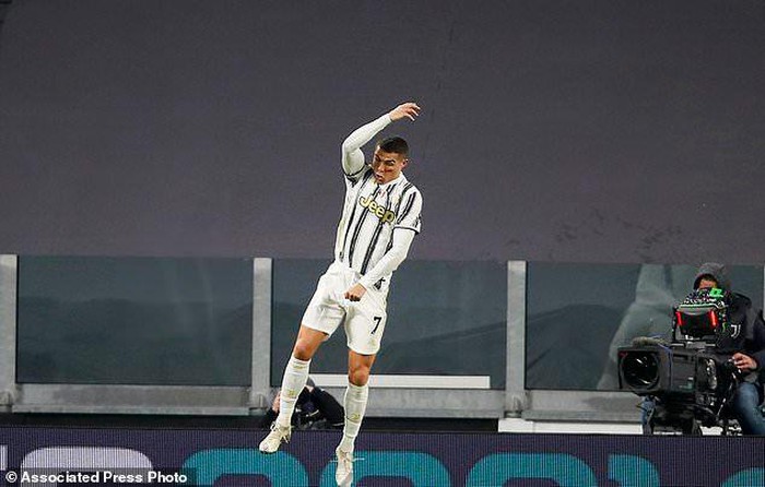 Ronaldo lập cú đúp, Juventus phả hơi nóng vào gáy Milan