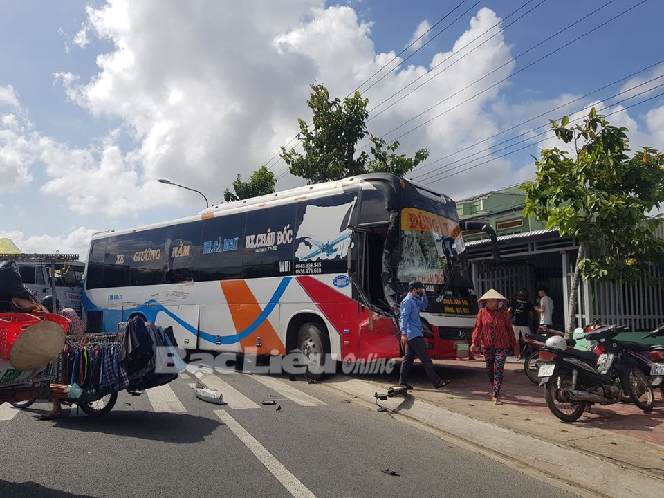 Bạc Liêu: Va chạm giữa xe khách và xe ben: Một người bị thương, nhiều hành khách hoảng loạn đập kính xe