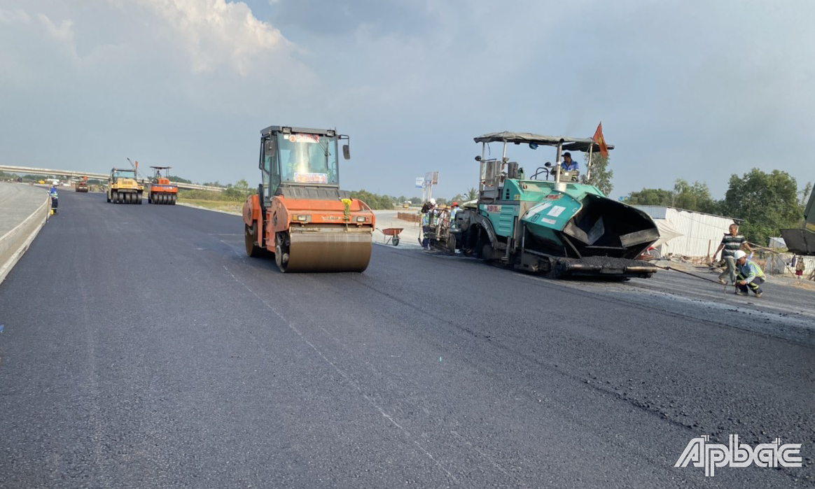 Thảm nhựa gói thầu đầu tiên của Dự án Đường cao tốc Trung Lương - Mỹ Thuận