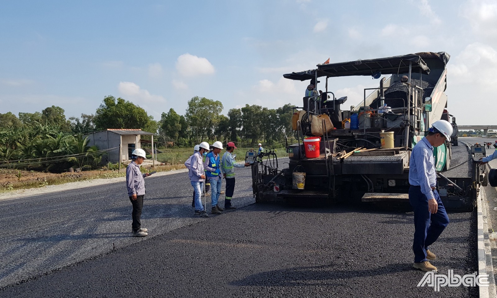 Thảm nhựa gói thầu đầu tiên của Dự án Đường cao tốc Trung Lương - Mỹ Thuận