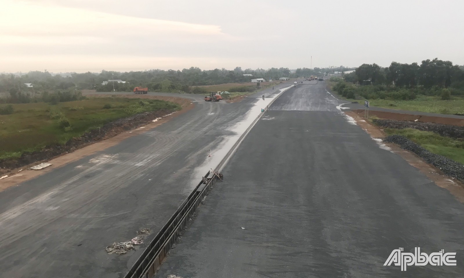 Thảm nhựa gói thầu đầu tiên của Dự án Đường cao tốc Trung Lương - Mỹ Thuận