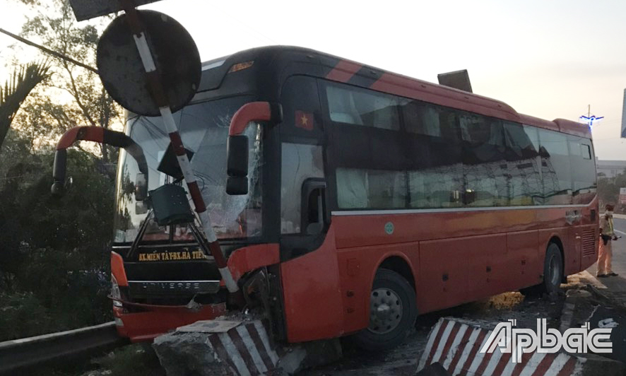 Tiền Giang: Xe khách tông nát dải phân cách