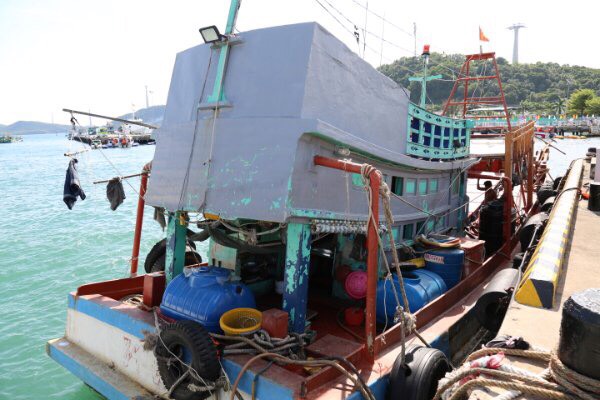 Bắt giữ tàu chở dầu không rõ nguồn gốc trên vùng biển Tây Nam