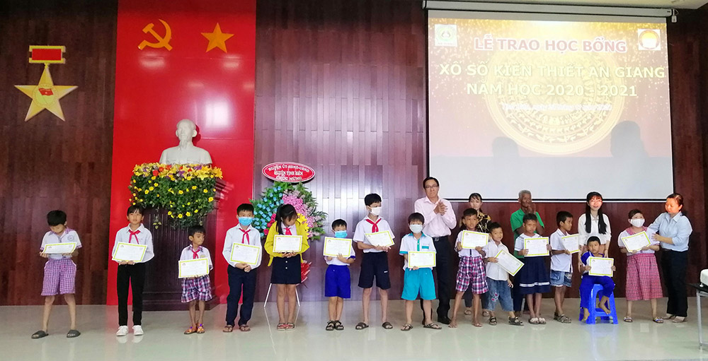 Trao học bổng Xổ số kiến thiết An Giang cho học sinh huyện Tịnh Biên