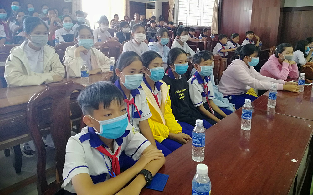 Trao học bổng Xổ số kiến thiết An Giang cho học sinh huyện Tịnh Biên