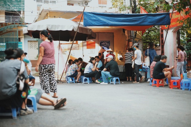 Quán bánh rán vỉa hè Hà Nội, ngày cả trăm lượt khách xếp hàng thưởng thức
