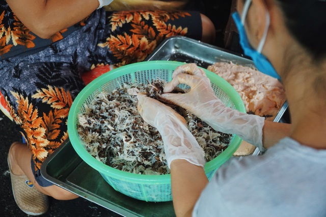 Quán bánh rán vỉa hè Hà Nội, ngày cả trăm lượt khách xếp hàng thưởng thức