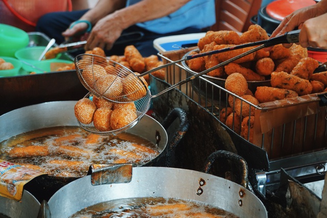 Quán bánh rán vỉa hè Hà Nội, ngày cả trăm lượt khách xếp hàng thưởng thức