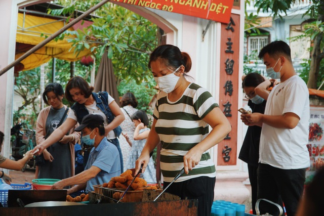 Quán bánh rán vỉa hè Hà Nội, ngày cả trăm lượt khách xếp hàng thưởng thức